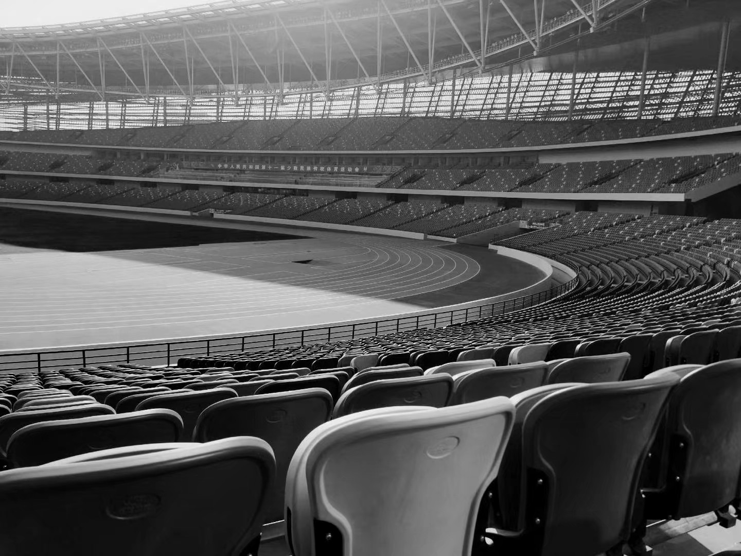 機場、高爾夫球場、體育館